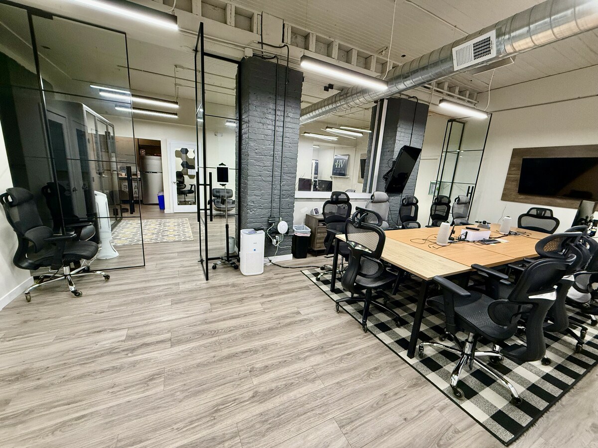 Open conference setup with glass partition